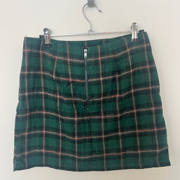 Green plaid checkered skirt with buttons - Picture 2 of 2